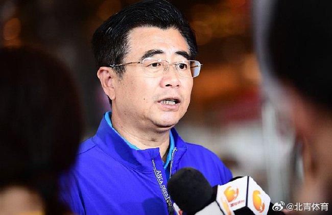 影片故事聚焦一家复古英式酒店，经理石月（黄才伦饰演），从工作到生活，过得像数学公式，无瑕疵且没毛病，年复一年如出一撤